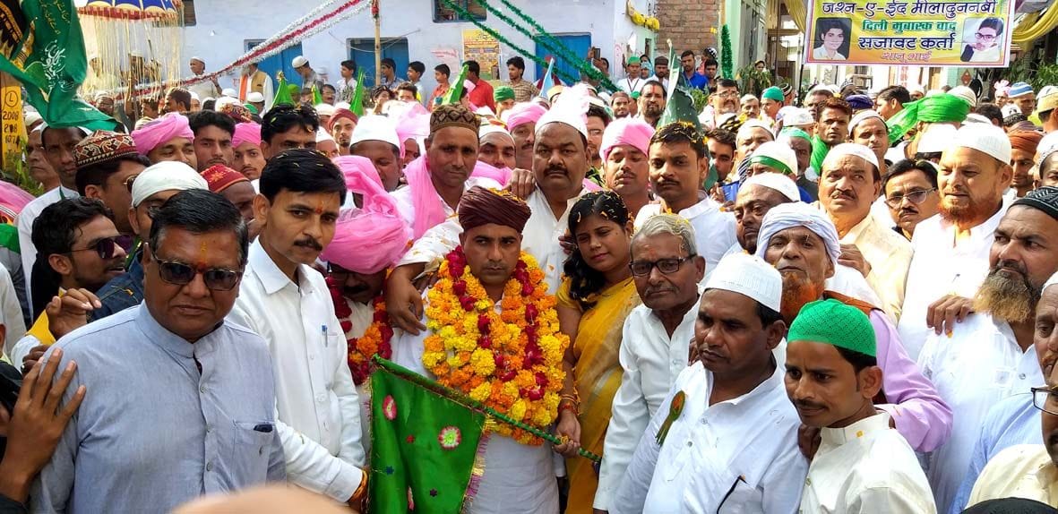 कोच में जुलूस ए मोहम्मदी को हरी झंडी दिखाकर रवाना करती पालिका अध्यक्ष सरिता वर्मा कोच में जुलूस ए मोहम्मदी को हरी झंडी दिखाकर रवाना करती पालिका अध्यक्ष सरिता वर्मा