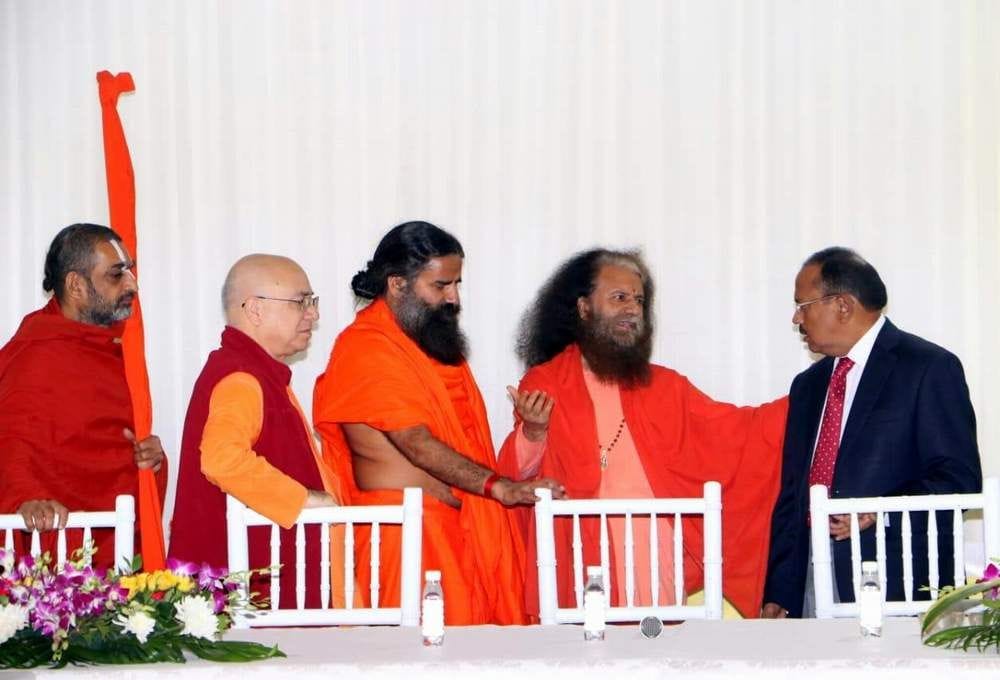 राष्ट्रीय सुरक्षा सलाहकार से मुलाकात करते स्वामी चिदानंद, बाबा रामदेव व अन्य संत। राष्ट्रीय सुरक्षा सलाहकार से मुलाकात करते स्वामी चिदानंद, बाबा रामदेव व अन्य संत।