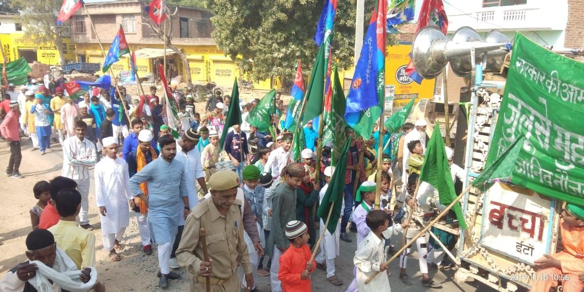 रामपुरा में जुलूस निकालते लोग रामपुरा में जुलूस निकालते लोग