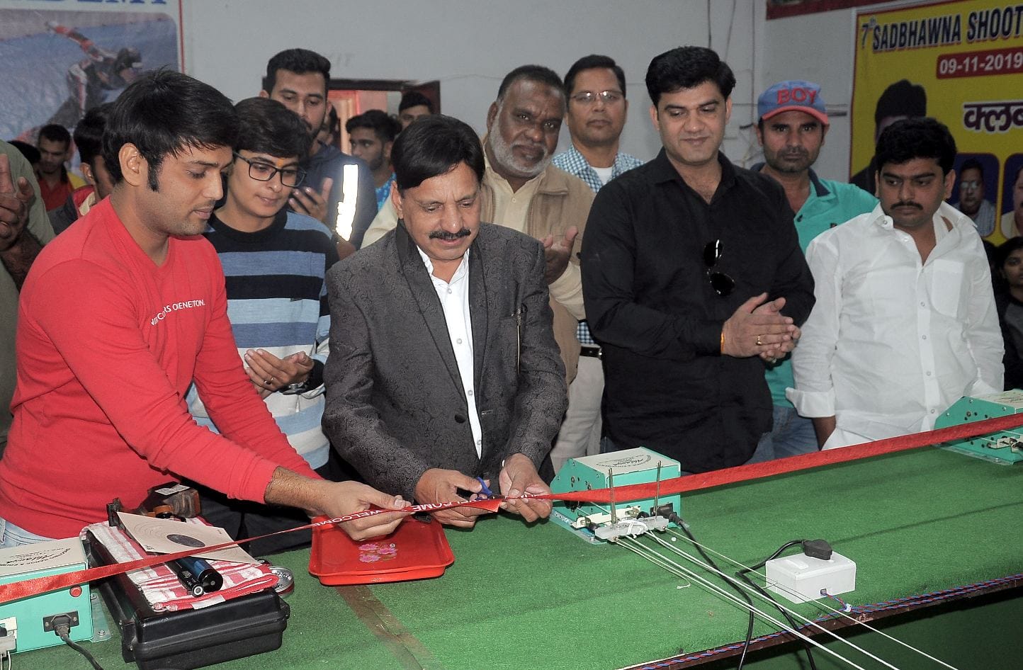 शामली क्षेत्र के गांव लिलौन में आयोजित शुटिंग प्रतियोगिता का फीता काटकर शुभारंभ करते फिल्म अभि? शामली क्षेत्र के गांव लिलौन में आयोजित शुटिंग प्रतियोगिता का फीता काटकर शुभारंभ करते फिल्म अभि?