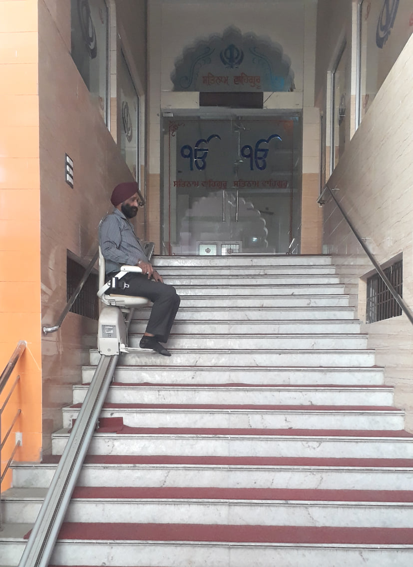 गुरुद्वारे में प्रयोग हो रही स्वचालित कुर्सी गुरुद्वारे में प्रयोग हो रही स्वचालित कुर्सी
