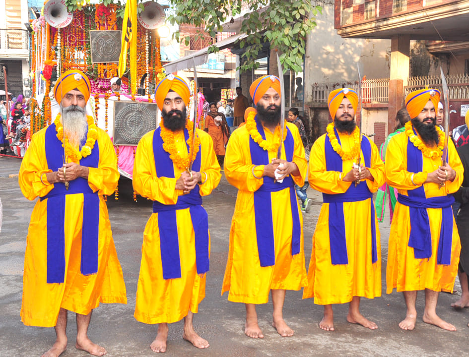 हकीकत नगर गुरुद्वारे से निकले नगर कीर्तन में पंज प्यारे।