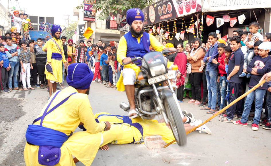 हकीकत नगर गुरुद्वारे से निकले नगर कीर्तन में करतव दिखातें सिक्ख।