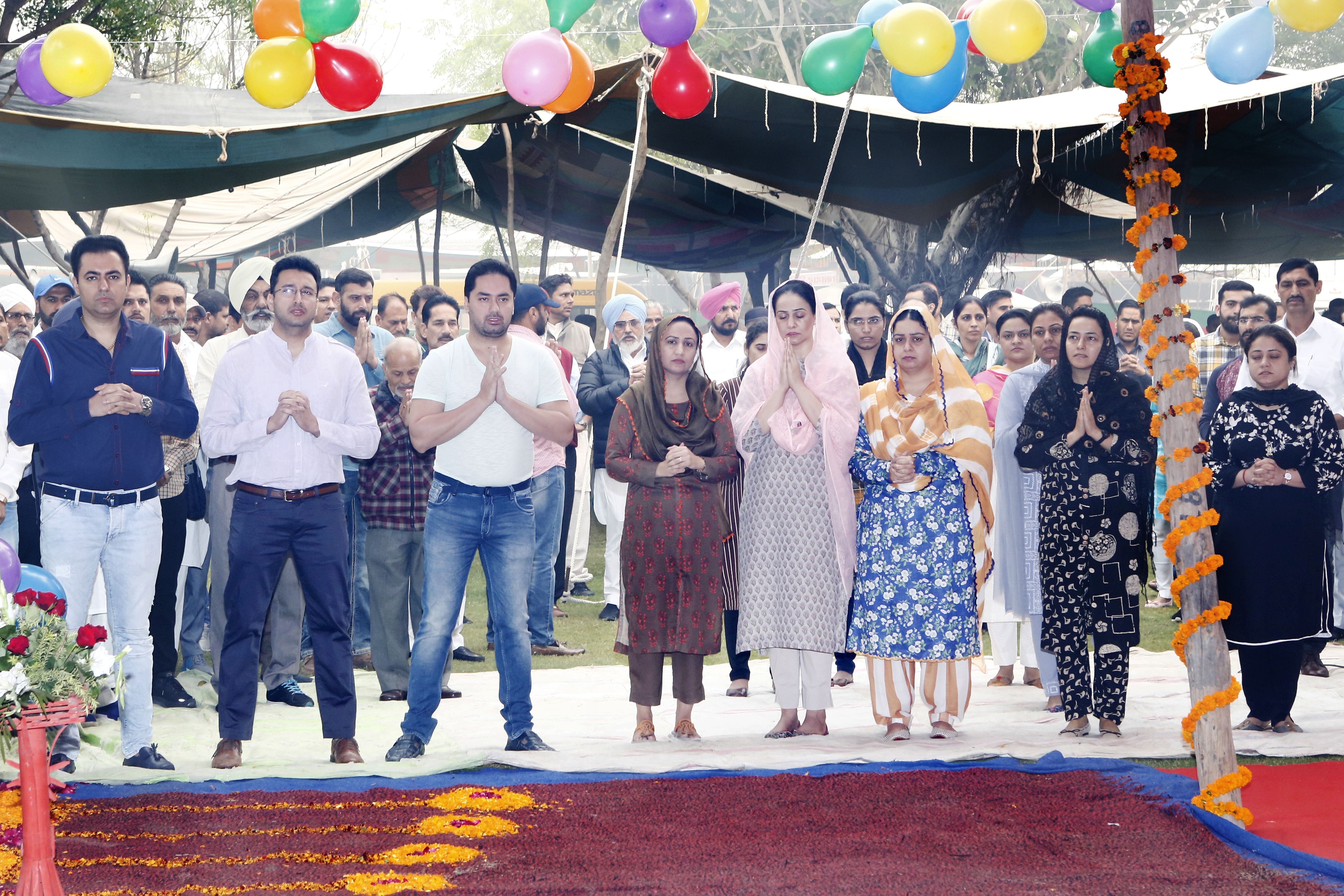 डेरे में डेरा प्रमुख का परिवार व हनीप्रीत रक्तदान शिविर के शुभारंभ पर। डेरे में डेरा प्रमुख का परिवार व हनीप्रीत रक्तदान शिविर के शुभारंभ पर।