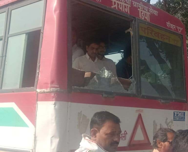कोहडौर में सेना भर्ती में आये अभ्यर्थियों द्वारा तोड़ा गया रोडवेेज बस का शीशा। कोहडौर में सेना भर्ती में आये अभ्यर्थियों द्वारा तोड़ा गया रोडवेेज बस का शीशा।