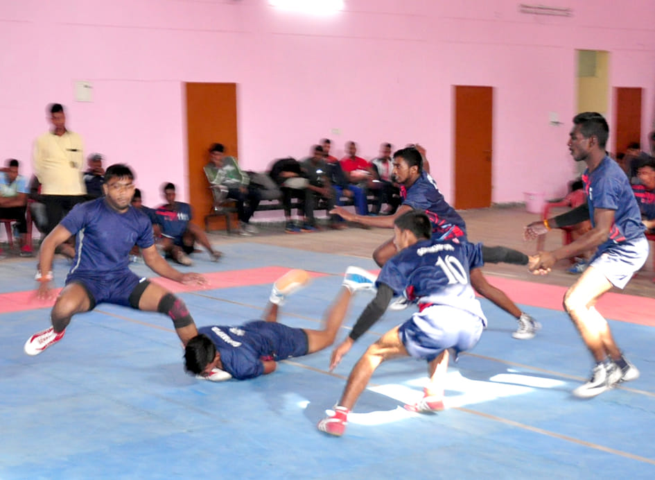 स्टेडियम में आयोजित कबडडी प्रतियोगिता में खेलते खिलाडी स्टेडियम में आयोजित कबडडी प्रतियोगिता में खेलते खिलाडी