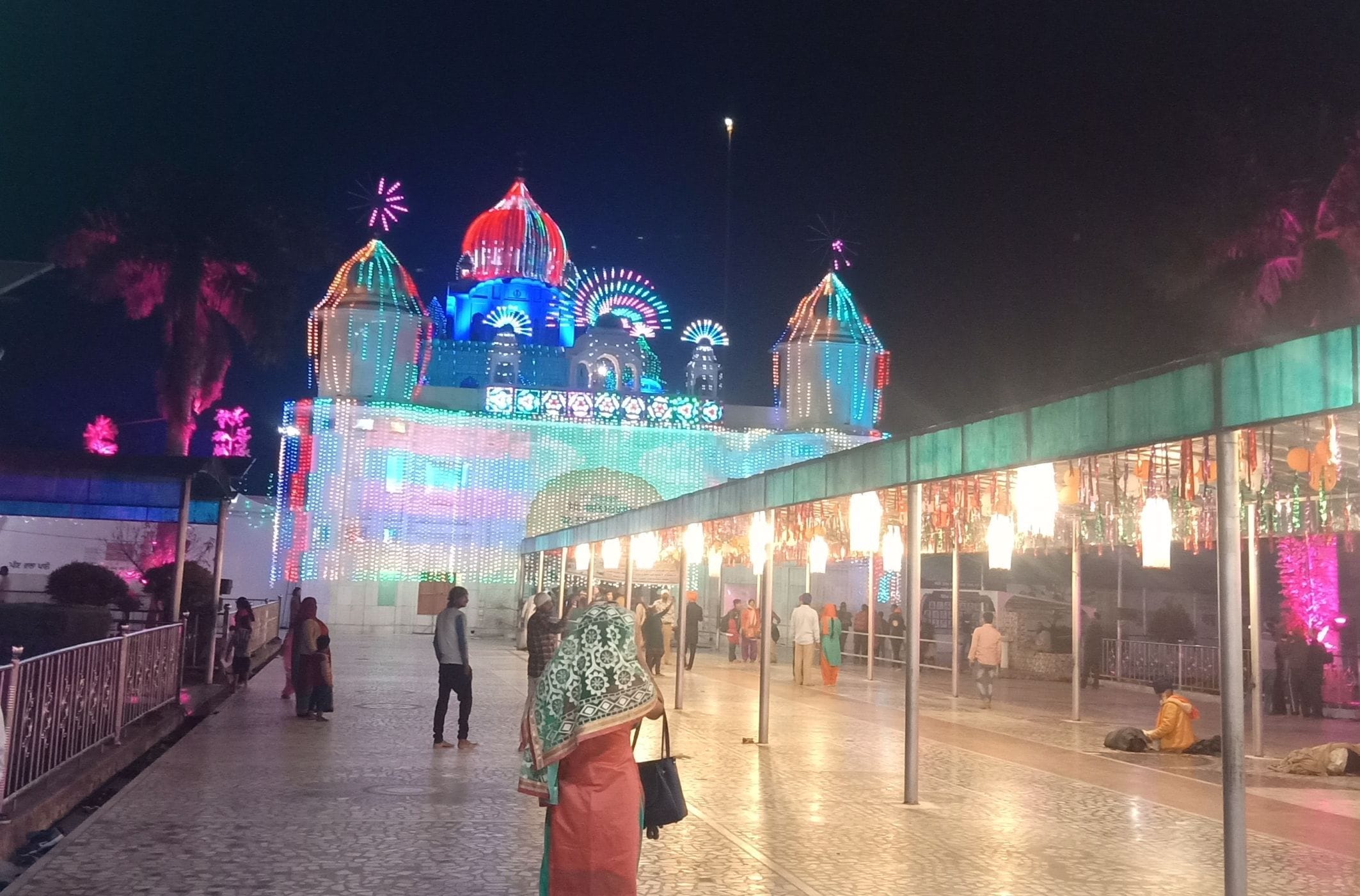 नानकमत्ता में गुरुनानक प्रकाश पर्व पर आकर्षक झालरों से सजाया गया गुरुद्वारा श्री नानकमत्ता साह? नानकमत्ता में गुरुनानक प्रकाश पर्व पर आकर्षक झालरों से सजाया गया गुरुद्वारा श्री नानकमत्ता साह?