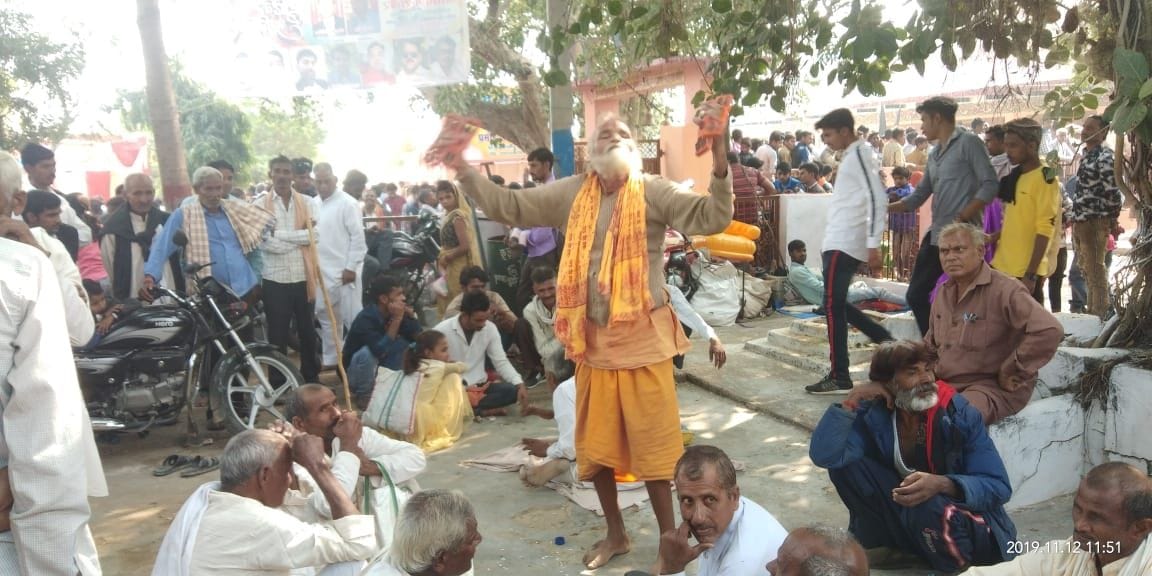 मंदिर में साधु नृत्य करता हुआ मंदिर में साधु नृत्य करता हुआ