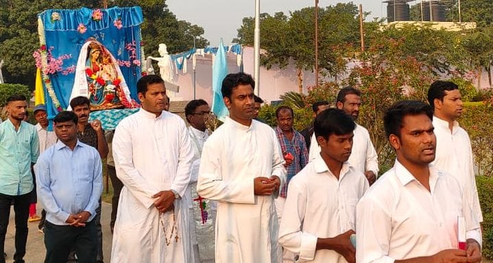 बेगम समरू के महल संत चार्ल्स इंटर कॉलेज से पालकी में जुलूस के रूप में माता मरियम की चमत्कारिक तस्? बेगम समरू के महल संत चार्ल्स इंटर कॉलेज से पालकी में जुलूस के रूप में माता मरियम की चमत्कारिक तस्?