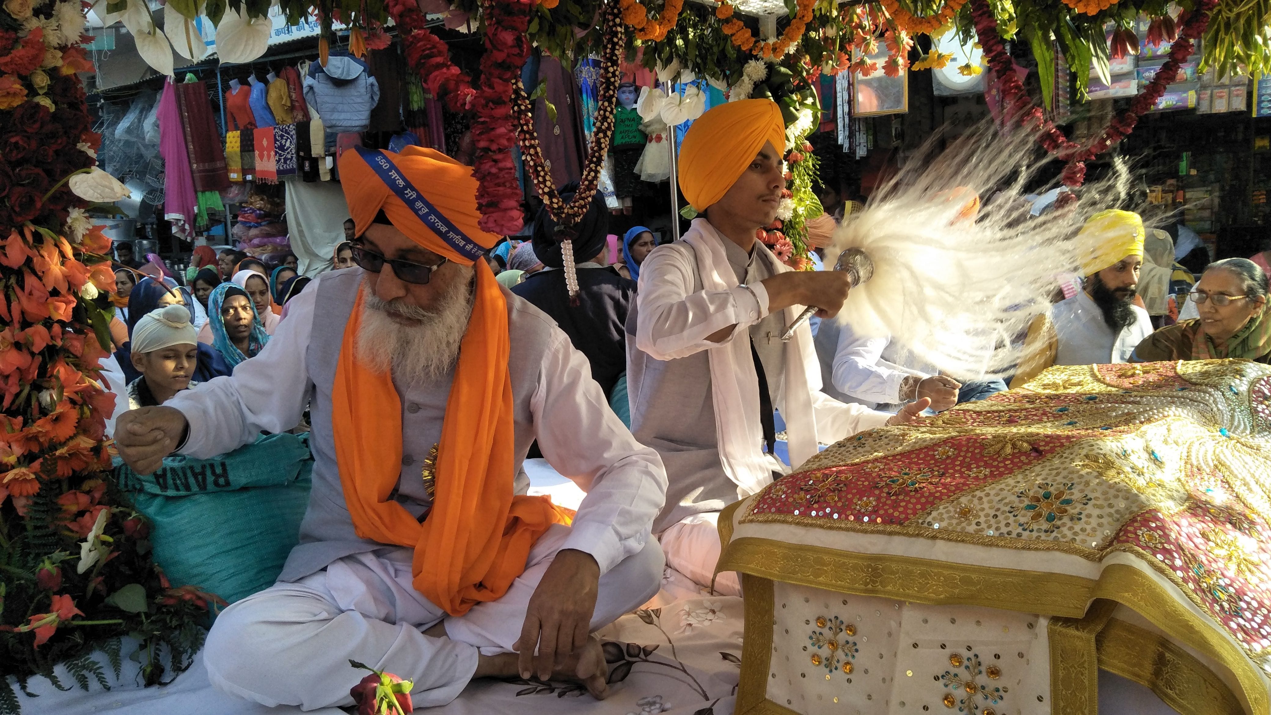 किच्छा नगर कीर्तन में श्री गुरू ग्रन्थ साहब की पालकी किच्छा नगर कीर्तन में श्री गुरू ग्रन्थ साहब की पालकी