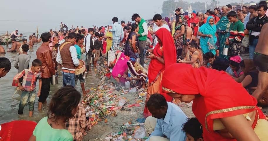 कार्तिक पूर्णिमा पर कुंडा के शहाबाद घाट पर गंगा स्नान करते श्रद्धालु।