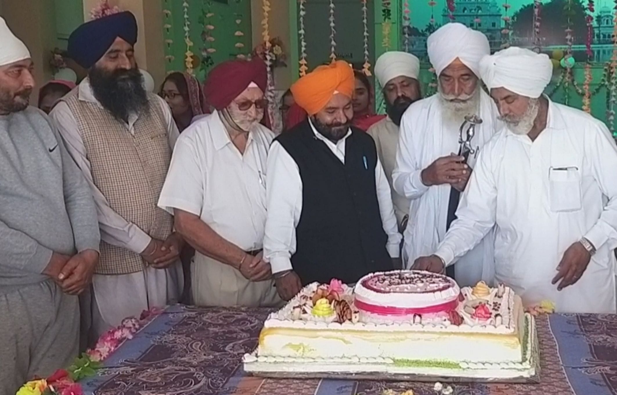 नानकमत्ता बाबा हरबंश सिंह बाबा टहल सिंह चैरिटेबल अस्पताल में केक काटते डेरा कारेसवा के लोग। नानकमत्ता बाबा हरबंश सिंह बाबा टहल सिंह चैरिटेबल अस्पताल में केक काटते डेरा कारेसवा के लोग।