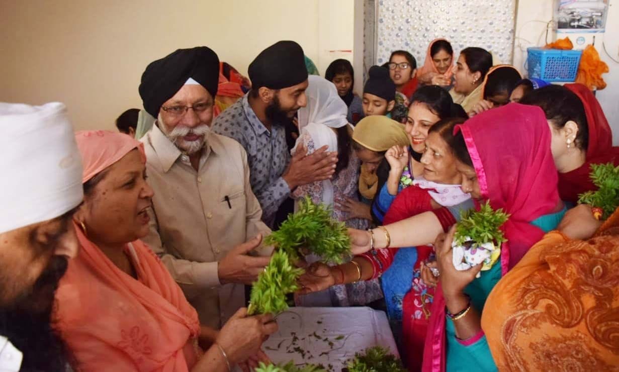 बाबागंज गुरूद्वारे में प्रभात फेरी के समापन पर पर्यावरण जागरूकता को पौधे देते कमेटी के लोग।