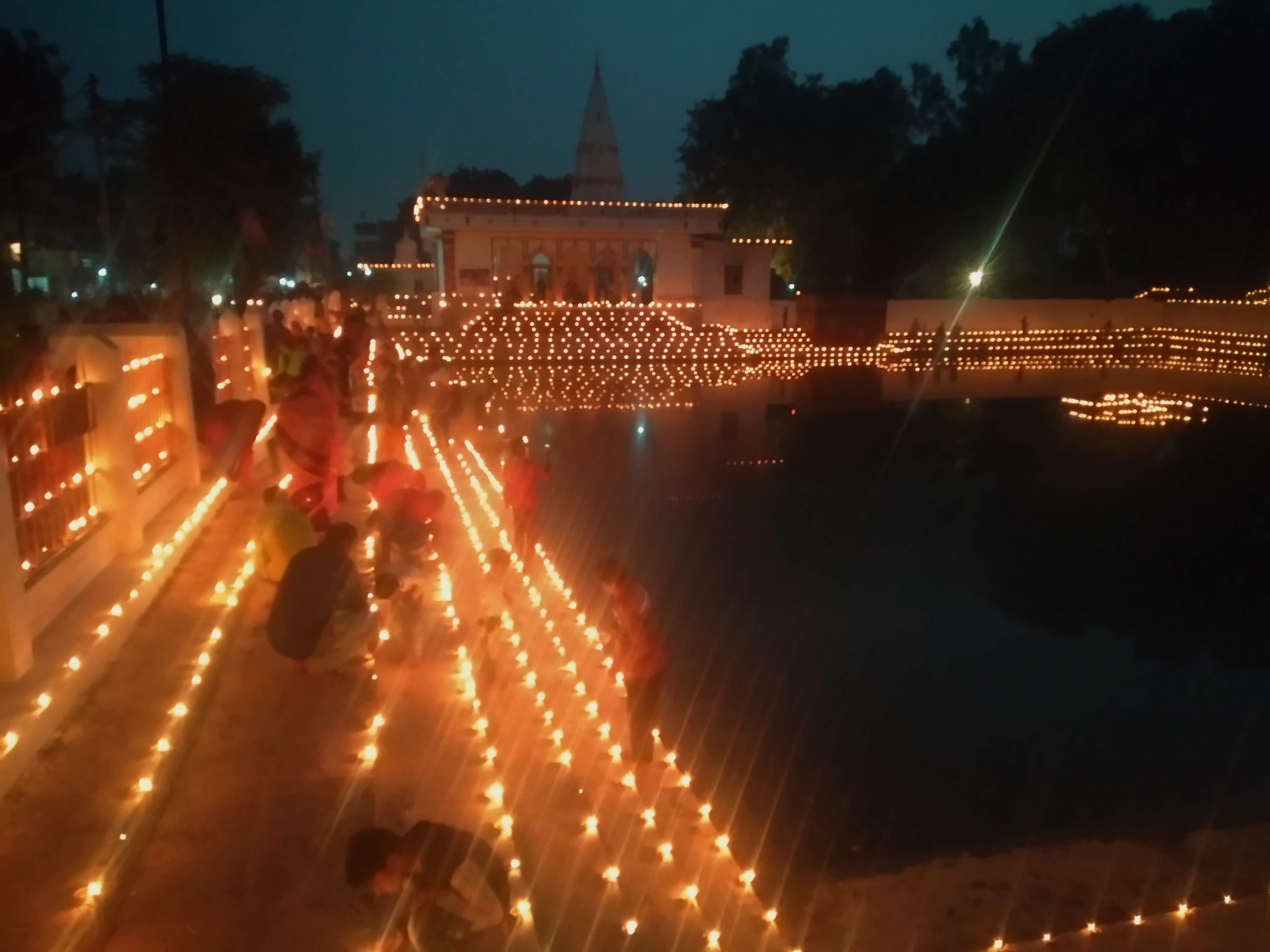 बिंद्राबाजार स्थित श्रीराम जानकी मंदिर के सरोवर पर देव दीपावली दीपों से सजा सरोवर।