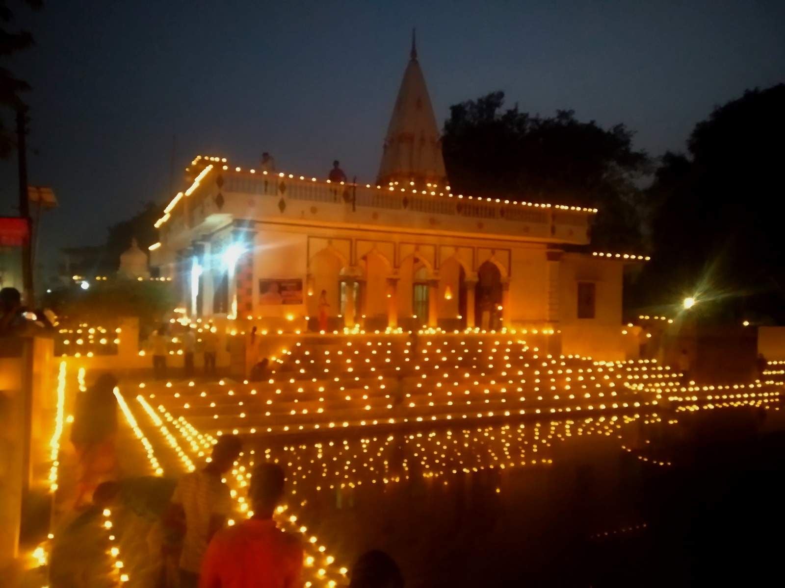 बिंद्राबाजार स्थित श्रीरामजानकी मंदिर में देव दीपावली पर दीपों से सजाया गया पोखरा और मंदिर।