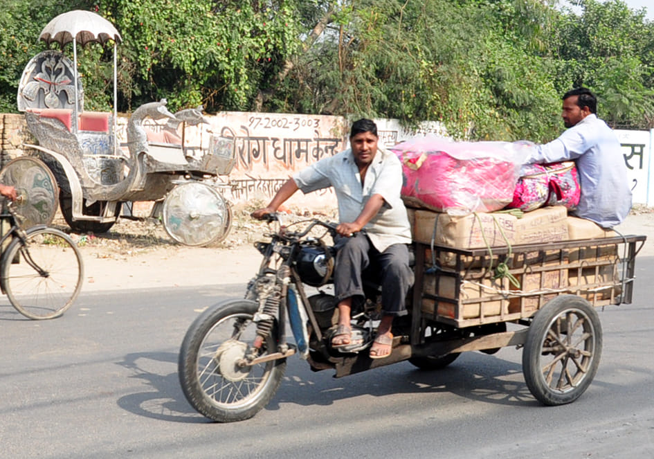 बाईक से बनाया गया जुगाड में समान लेजाता चालक बाईक से बनाया गया जुगाड में समान लेजाता चालक