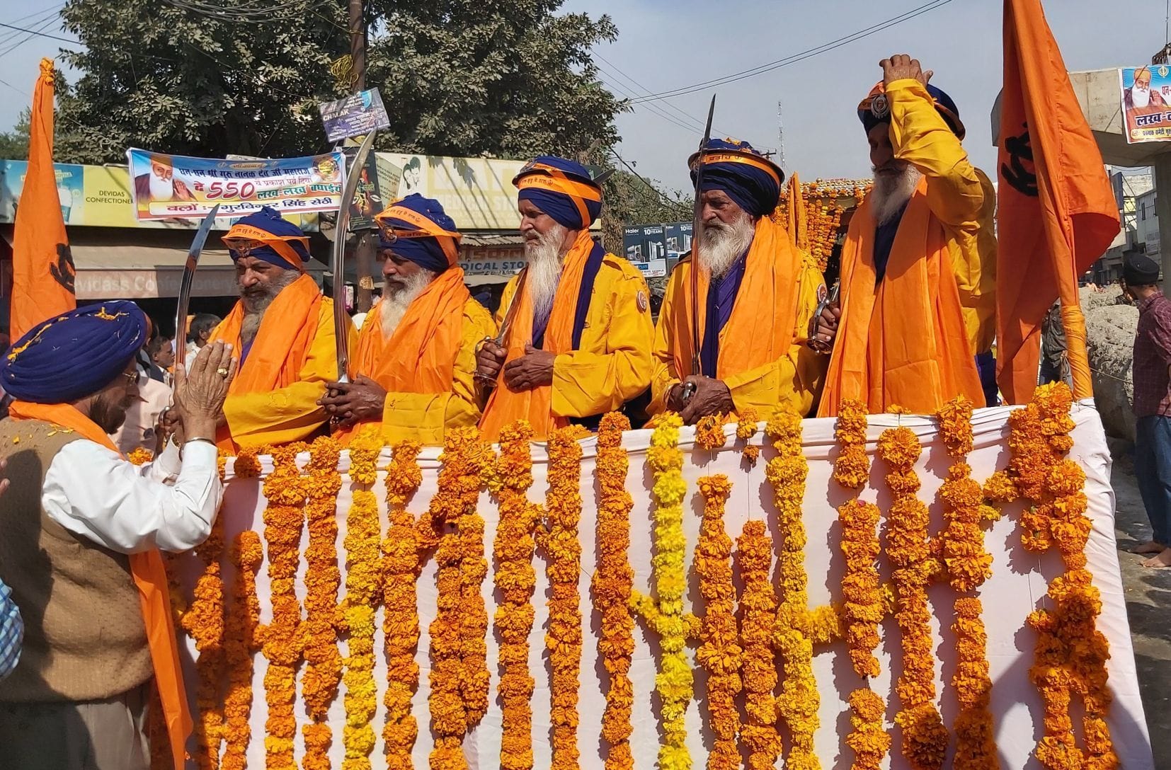 काशीपुर जुलूस में पंच प्यारे का हाथ जोड़कर स्वागत करते विधायक चीमा। अमर उजाला