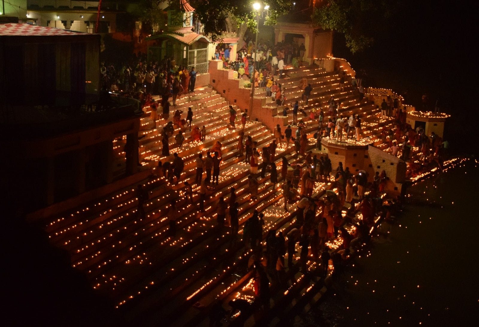 शहर का गौरी शंकर घाट देव दीपावली कके अवसर पर दीपों से जगमगाया।