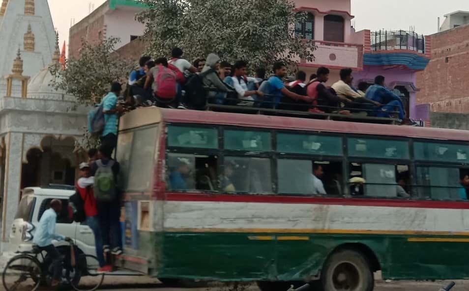 त्रिशुंडी से सेना भर्ती से जान जोखिम में डाल बस की छत पर बैठकर यात्रा करते अभ्यर्थी। त्रिशुंडी से सेना भर्ती से जान जोखिम में डाल बस की छत पर बैठकर यात्रा करते अभ्यर्थी।