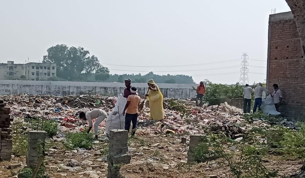 कदौरा नगर  में पॉलीथिन बीनते सफाई कर्मी