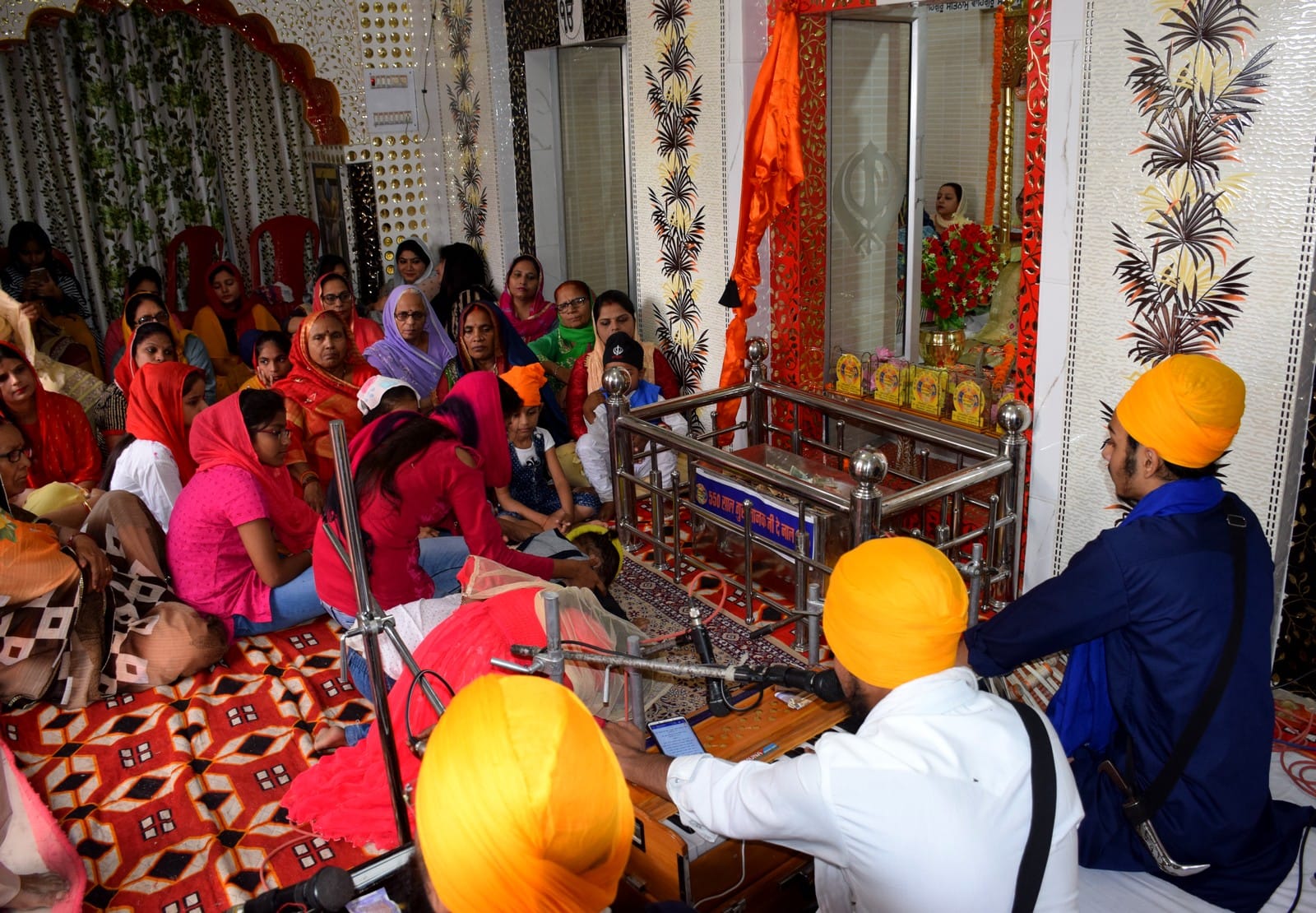 शहर के विठ्ठल घाट स्थित गुरु द्वारे पर गुरुनानक देव जी के प्रकाशोत्सव पर शबद र्कितन करते श्रद्घा?