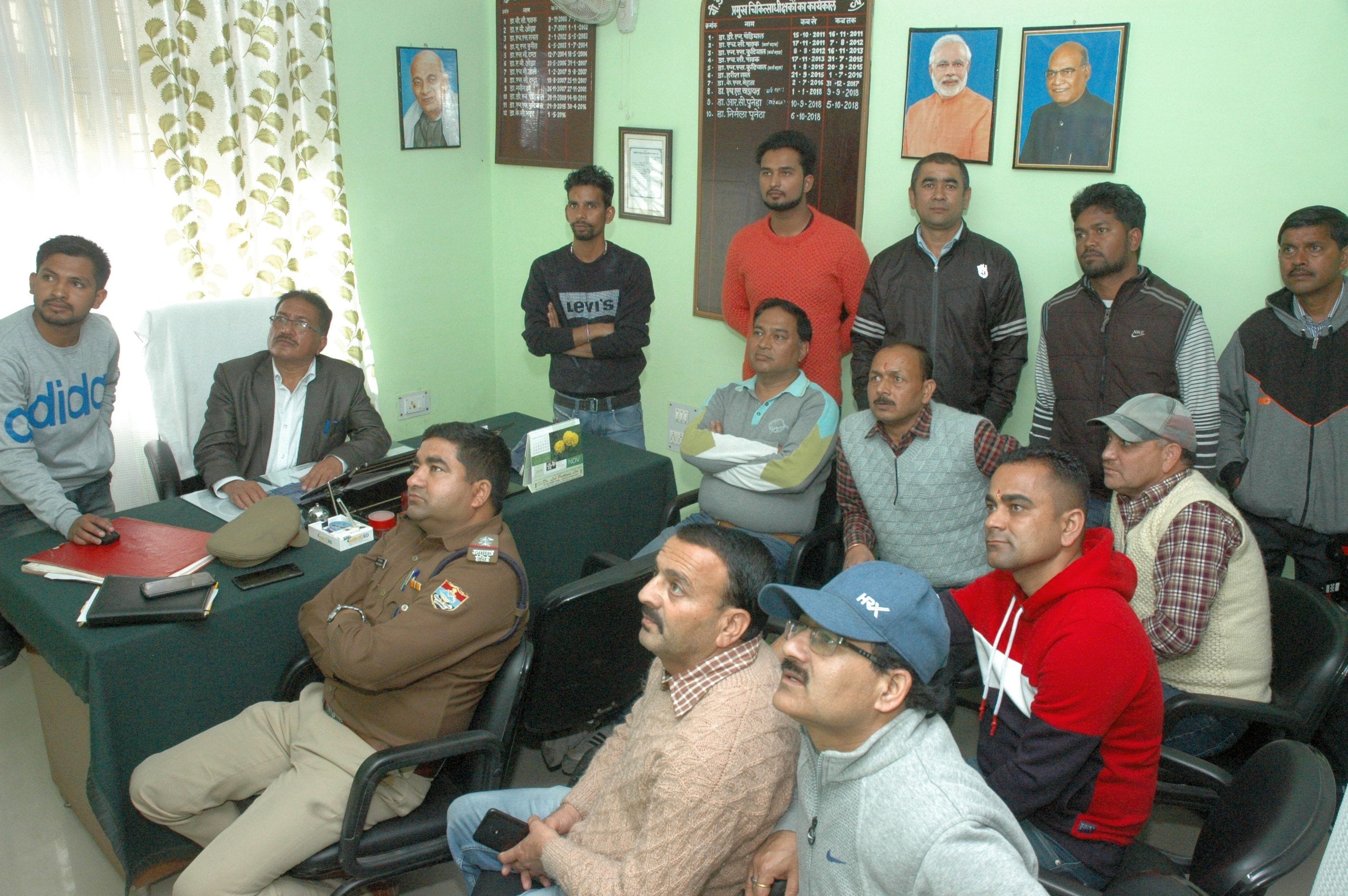 चिकित्सालय के सीएमएस कार्यालय में सीसीटीवी देखते पुलिस और स्टाफ के लोग। अमर उजाला
