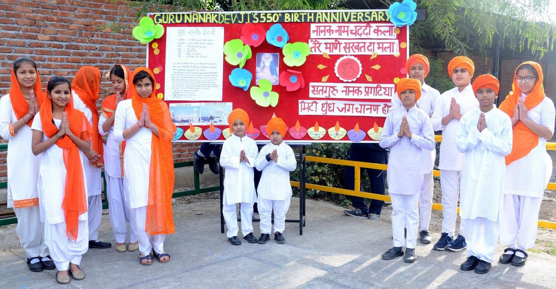 हिमालयन स्कूल में गुरु नानक देव के प्रकाशोत्सव पर गुरुवाणी की प्रस्तुति देते छात्र। हिमालयन स्कूल में गुरु नानक देव के प्रकाशोत्सव पर गुरुवाणी की प्रस्तुति देते छात्र।
