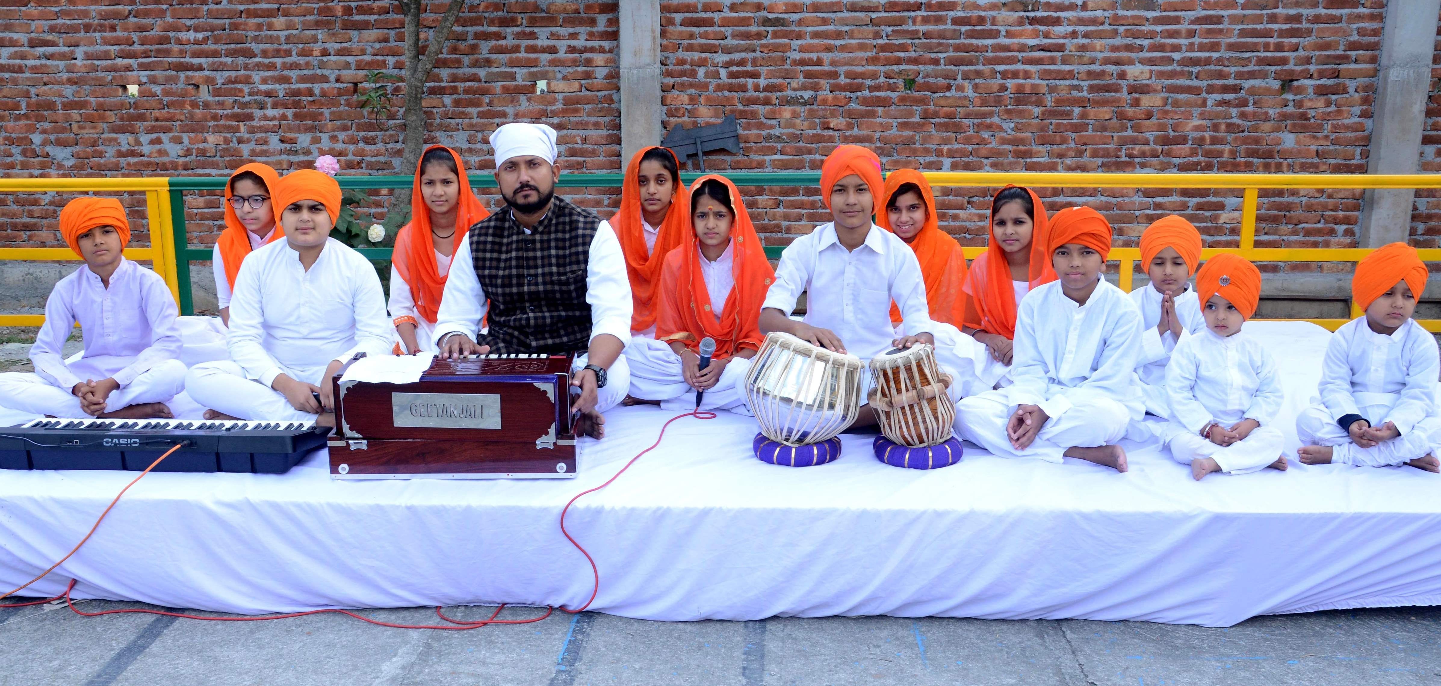 हिमालयन स्कूल में गुरु नानक देव के प्रकाशोत्सव पर गुरुवाणी की प्रस्तुति देते छात्र। हिमालयन स्कूल में गुरु नानक देव के प्रकाशोत्सव पर गुरुवाणी की प्रस्तुति देते छात्र।