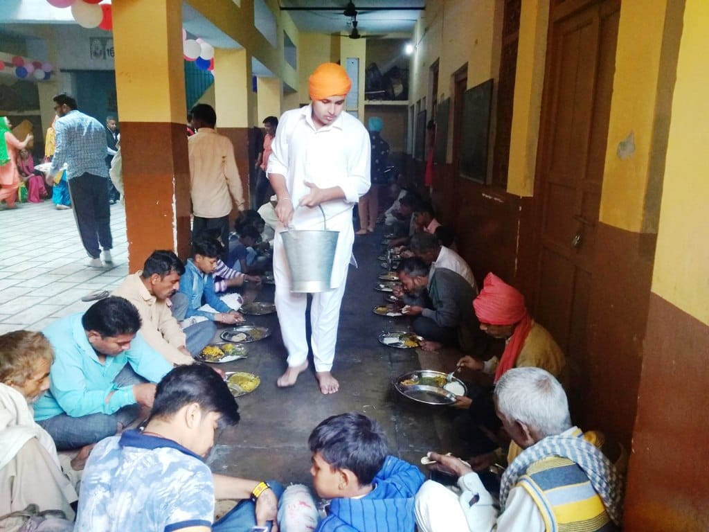 गुरुद्वारा गंगोह में लंगर छकते श्रद्धालु गुरुद्वारा गंगोह में लंगर छकते श्रद्धालु