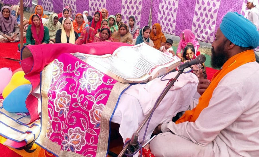चिलकाना के सुलतानपुर में गुरुवाणी का पाठ करते ग्रंथी वजीर सिंह। चिलकाना के सुलतानपुर में गुरुवाणी का पाठ करते ग्रंथी वजीर सिंह।