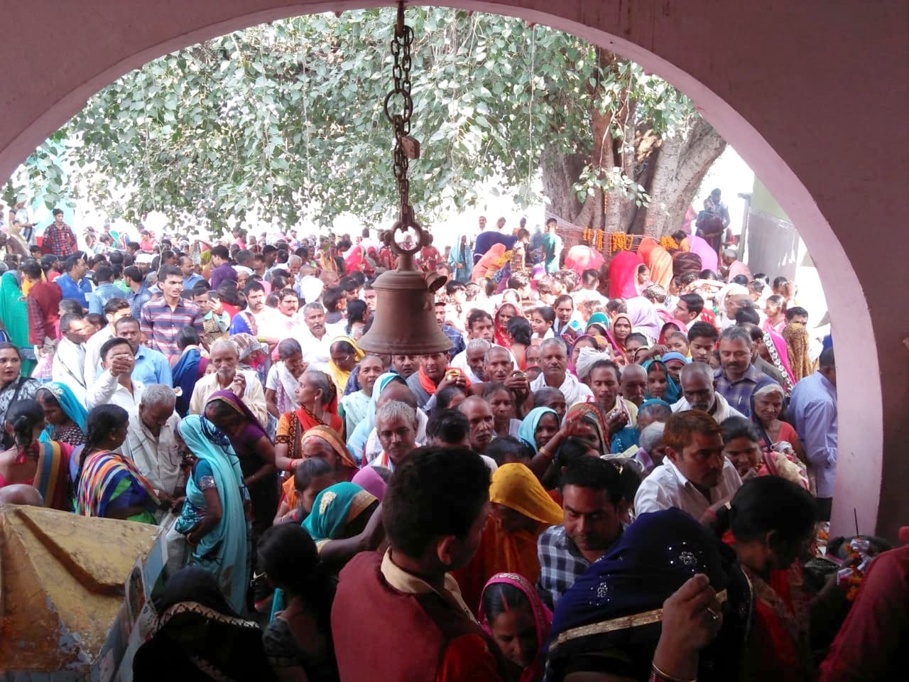 फूलपुर के दुर्वासा धाम पर उमड़े श्रद्धालु।