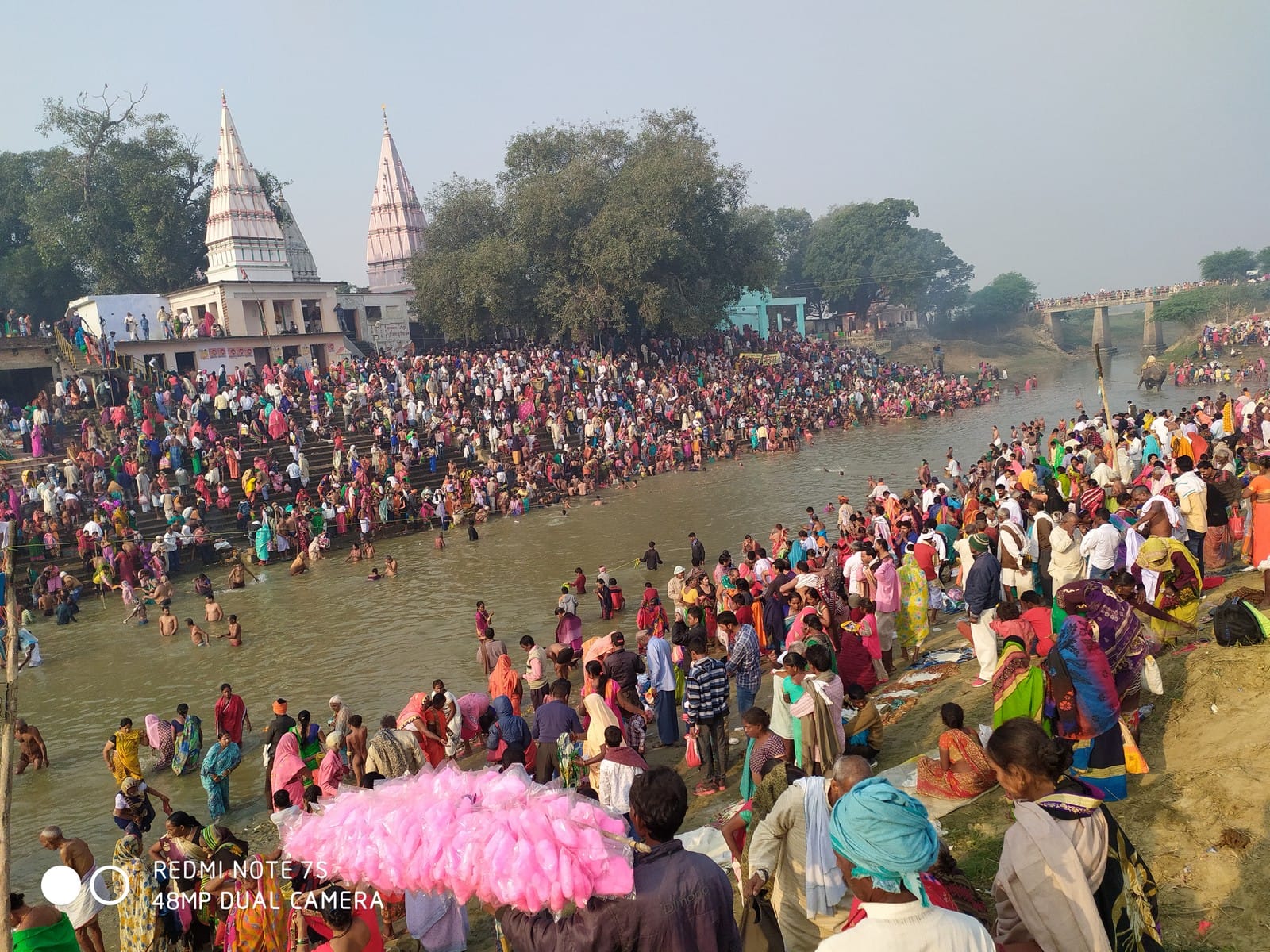 दुर्वासा धाम में कार्तिक पूर्णिमा  पर तमसा मंजूषा संगम पर स्नान करते श्रद्धालु।
