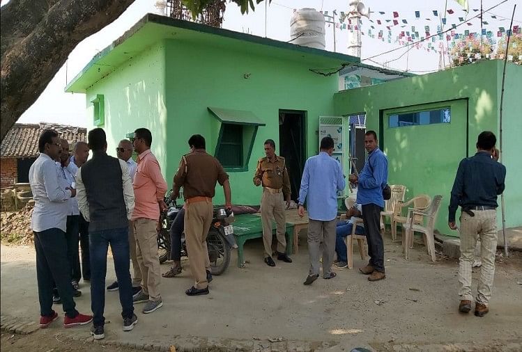 जांच करती पुलिस