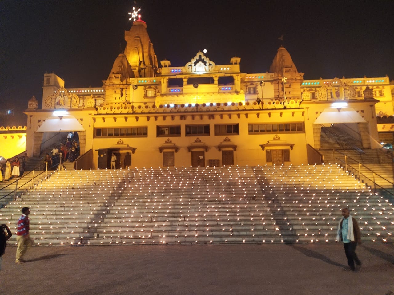 कार्तिक पूर्णिमा पर दीपों की ज्योति में जग-मग श्रीकृष्ण-जन्मस्थान स्थित भागवत-भवन ....... कार्तिक पूर्णिमा पर दीपों की ज्योति में जग-मग श्रीकृष्ण-जन्मस्थान स्थित भागवत-भवन .......