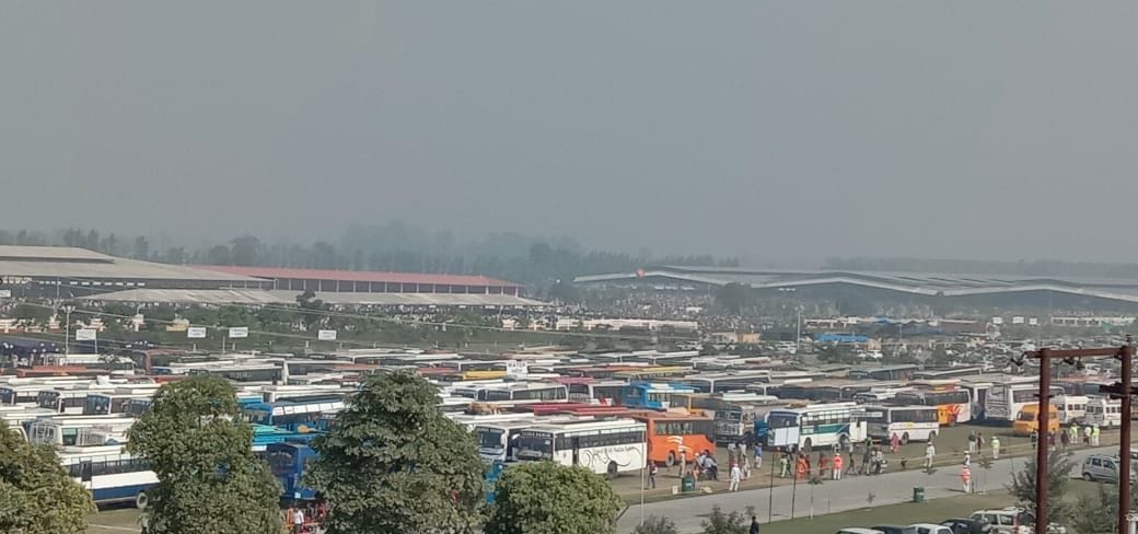 राधा स्वामी सत्संग आश्रम में लगी हुई वाहनों की भीड़ राधा स्वामी सत्संग आश्रम में लगी हुई वाहनों की भीड़