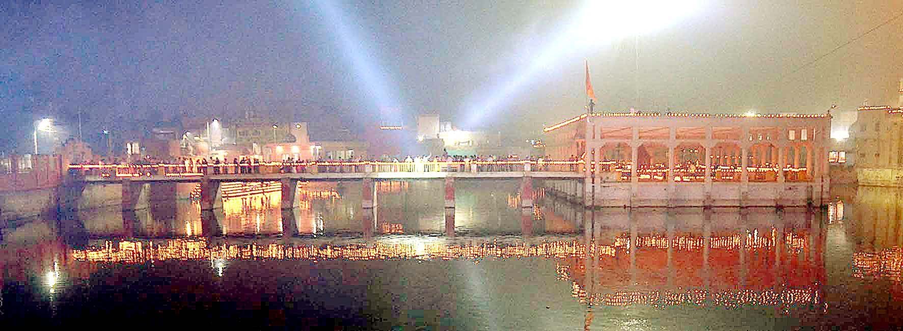 अचल ताल गिलहराज मंदिर में देव दीपावली पर दीपकों से जगमगाता अचल सरोवर। अचल ताल गिलहराज मंदिर में देव दीपावली पर दीपकों से जगमगाता अचल सरोवर।