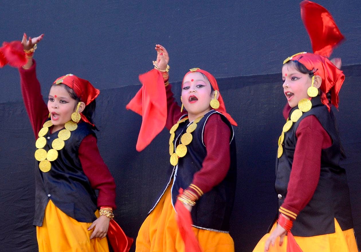 श्रीनगर बैकुंठ चतुर्दशी मेले मे सांस्कृतिक कार्यक्रम प्रतियोगिता मे प्रस्तुति देती स्कूली छात श्रीनगर बैकुंठ चतुर्दशी मेले मे सांस्कृतिक कार्यक्रम प्रतियोगिता मे प्रस्तुति देती स्कूली छात