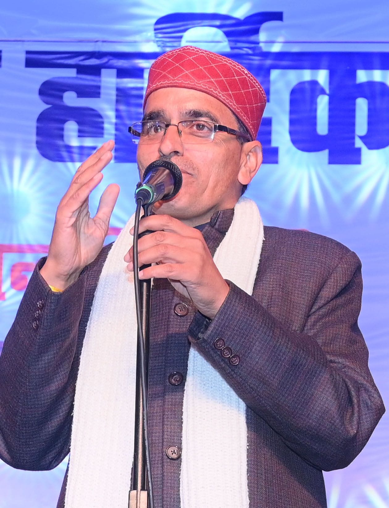 श्रीनगर बैकुंठ चतुर्दशी मेले मे गढ़ कुमॉऊनी कवि सम्मेलन मे कविता पाठ करते कवि गणेश खुकशाल श्रीनगर बैकुंठ चतुर्दशी मेले मे गढ़ कुमॉऊनी कवि सम्मेलन मे कविता पाठ करते कवि गणेश खुकशाल