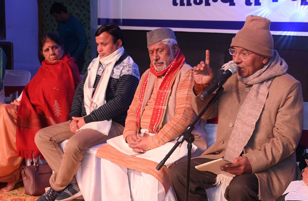 श्रीनगर बैकुंठ चतुर्दशी मेले मे गढ़ कुमॉऊनी कवि सम्मेलन मे कविता पाठ करते कवि नरेन्द्र सिंह नेग? श्रीनगर बैकुंठ चतुर्दशी मेले मे गढ़ कुमॉऊनी कवि सम्मेलन मे कविता पाठ करते कवि नरेन्द्र सिंह नेग?