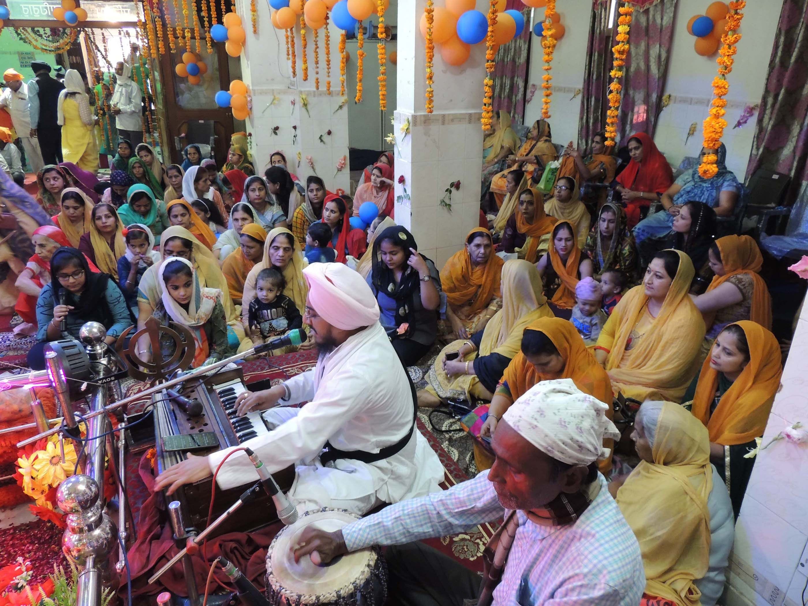 गुरुद्वारा में शब्द कीर्तन में मौजूद महिलाएं गुरुद्वारा में शब्द कीर्तन में मौजूद महिलाएं