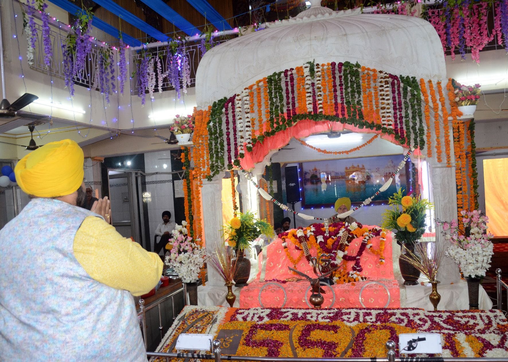 गुरूद्वारा बैकुंठ नगर में गुरू नानक देव के प्रकाश उत्सव पर गुरू ग्रंथ पर मत्था टेकते सिख समाज के ? गुरूद्वारा बैकुंठ नगर में गुरू नानक देव के प्रकाश उत्सव पर गुरू ग्रंथ पर मत्था टेकते सिख समाज के ?