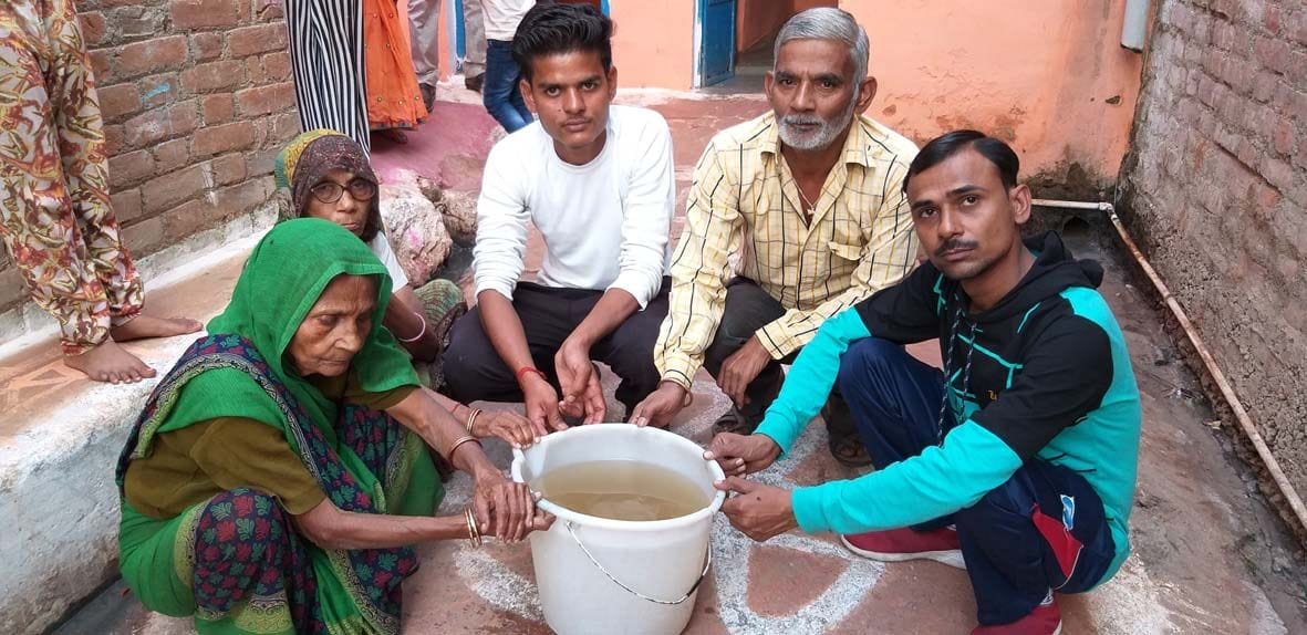 प्रदूषित पानी दिखाते गांधीनगर के बाशिंदे