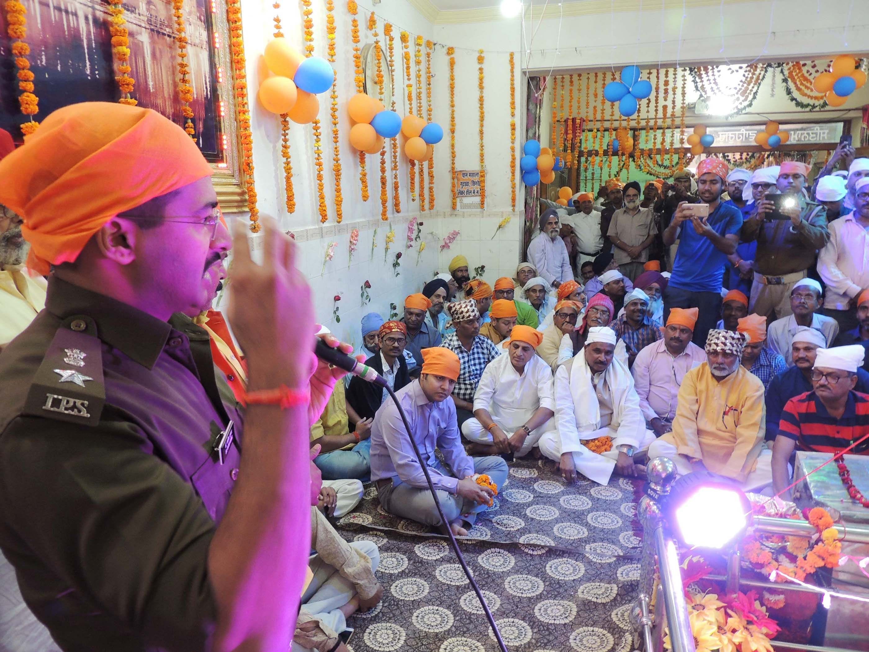 गुरुद्वारे में गुरु नानक के प्रकाश व्तव पर बोलती एसपी सतीश कुमार मौजूद डीएम व सांसद गुरुद्वारे में गुरु नानक के प्रकाश व्तव पर बोलती एसपी सतीश कुमार मौजूद डीएम व सांसद