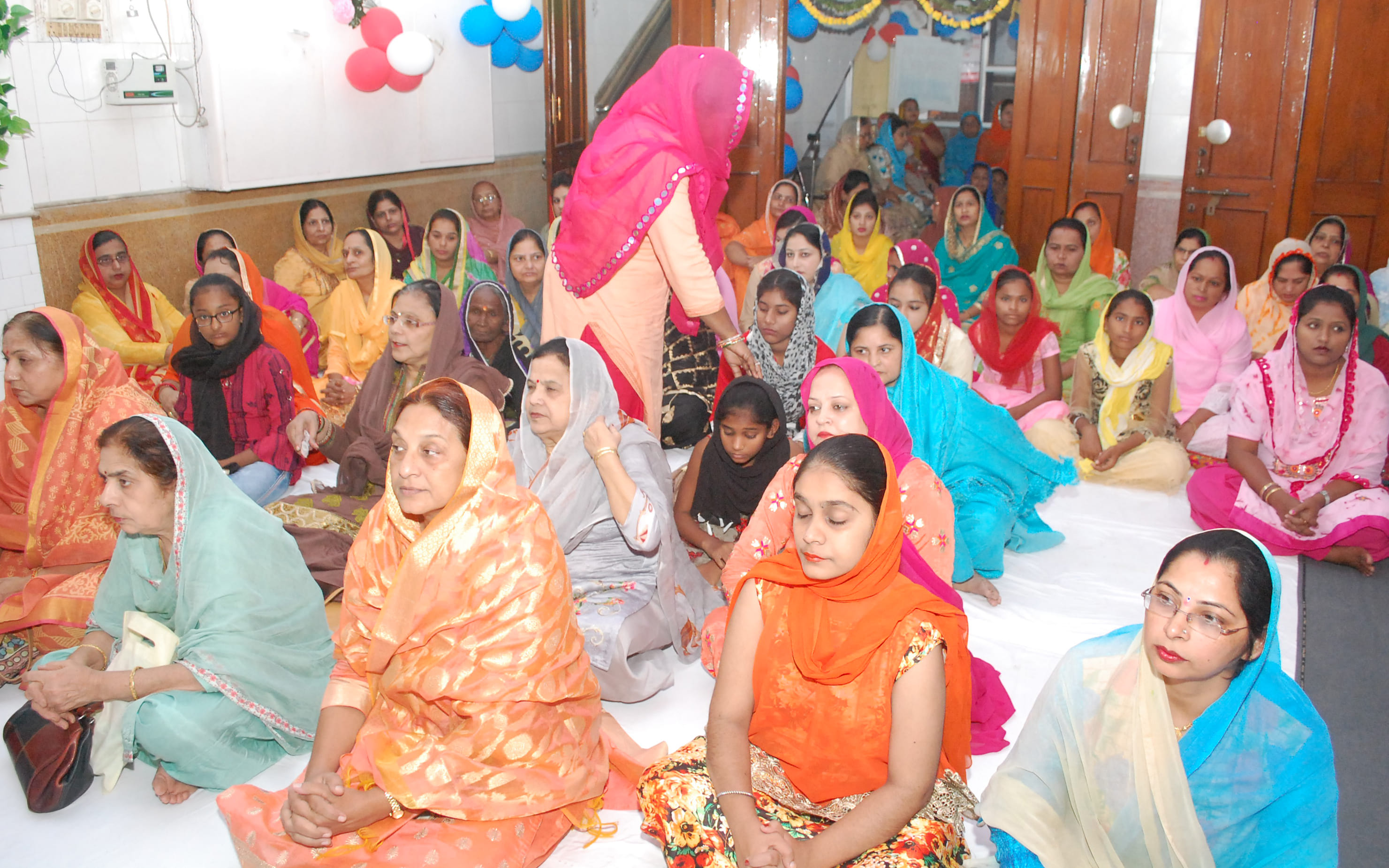 ुरुनानकदेव के प्रकाशोत्सव पर लक्ष्मीपुरा स्थित गुरुद्वारे में कीर्तन करतीं महिलाएं ुरुनानकदेव के प्रकाशोत्सव पर लक्ष्मीपुरा स्थित गुरुद्वारे में कीर्तन करतीं महिलाएं