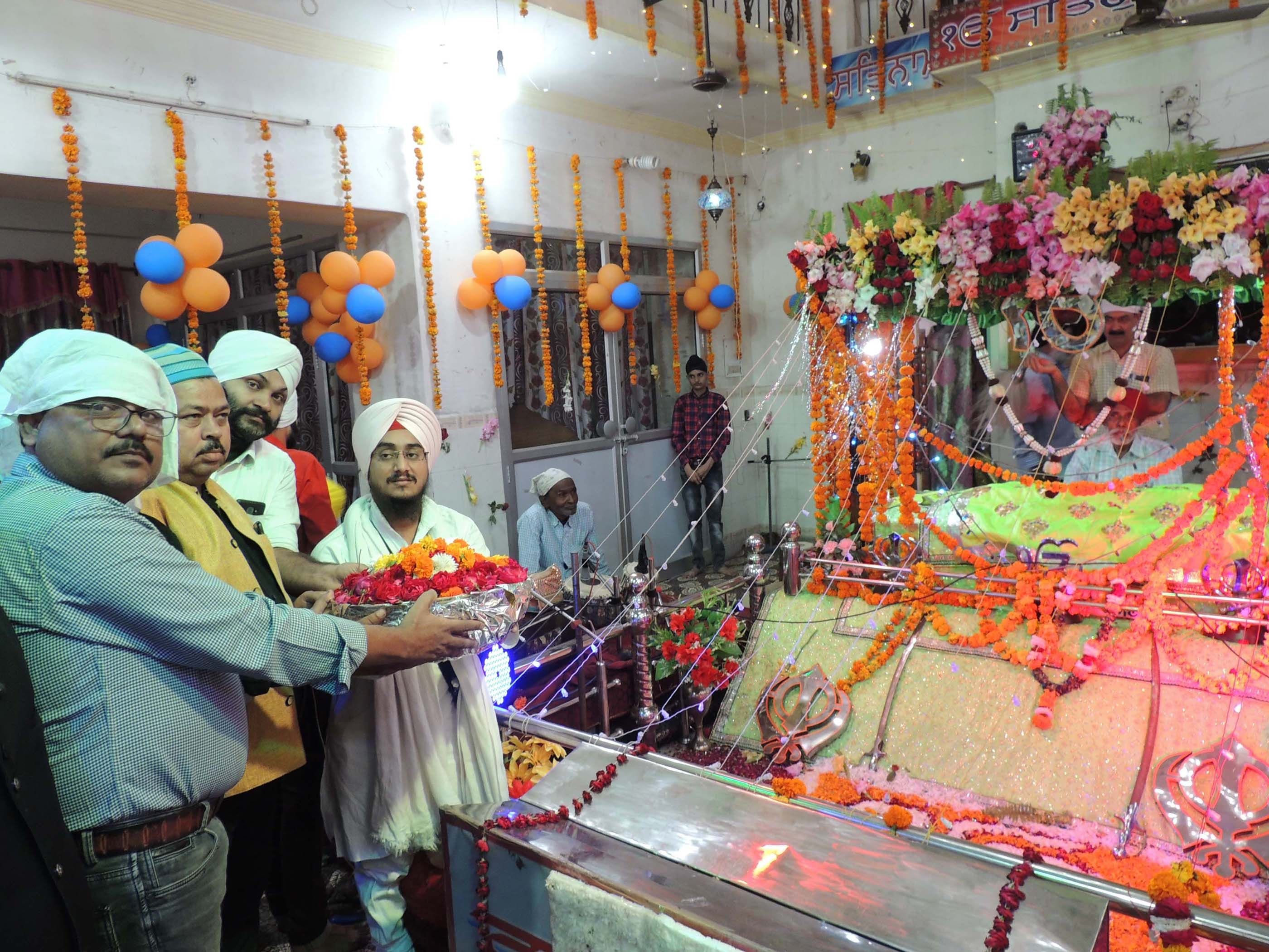 गुरुद्वारा में पुष्प चढ़ाते हिंदू मुस्लिम सिख गुरुद्वारा में पुष्प चढ़ाते हिंदू मुस्लिम सिख