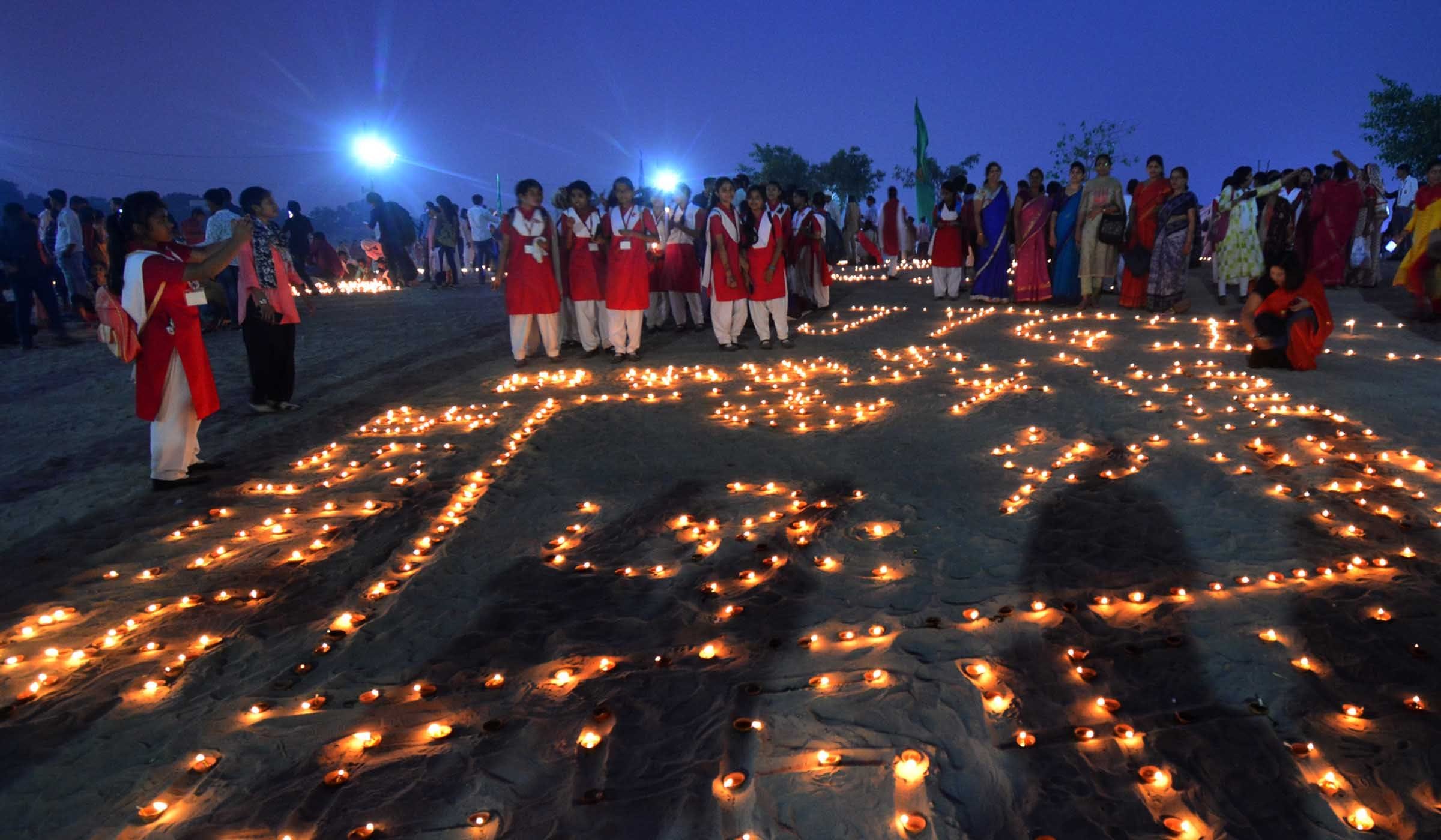 Swarnahar of lamps from Sangam to Balua Ghat Baradari Swarnahar of lamps from Sangam to Balua Ghat Baradari