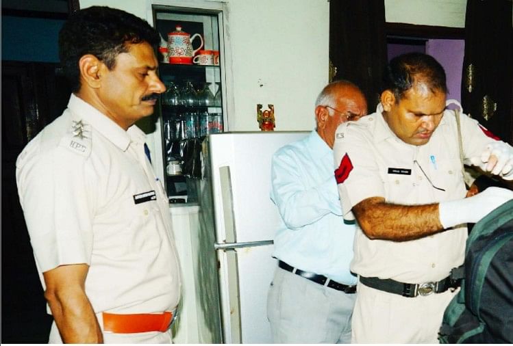 जांच करती पुलिस