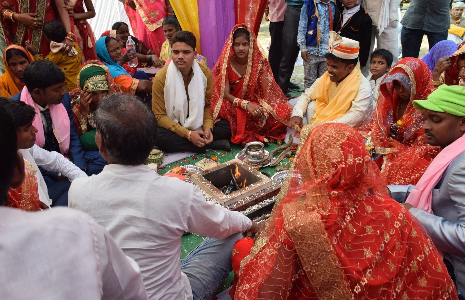 आईटीआई के मैदान में आयोजित सामुहिक विवाह में नव विवाहित जोड़। आईटीआई के मैदान में आयोजित सामुहिक विवाह में नव विवाहित जोड़।