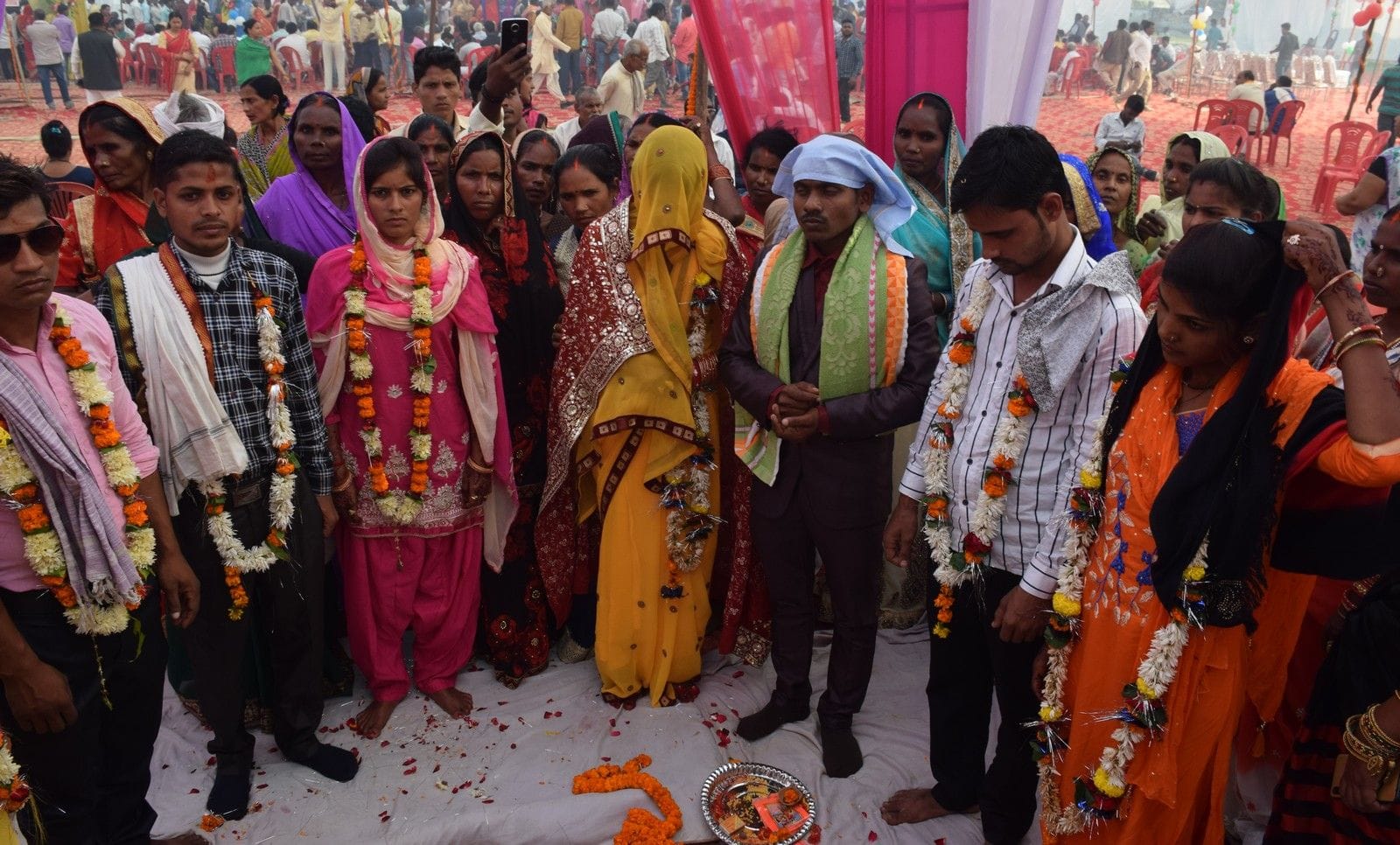 आईटीआई के मैदान में आयोजित सामुहिक विवाह में नव विवाहित जोड़। आईटीआई के मैदान में आयोजित सामुहिक विवाह में नव विवाहित जोड़।