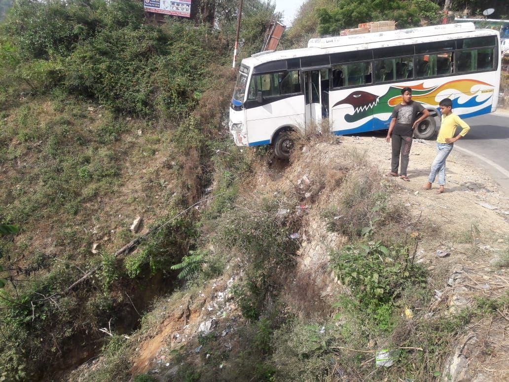 बागेश्वर में खुद चलने से दुर्घटनाग्रस्त केमू की बस।